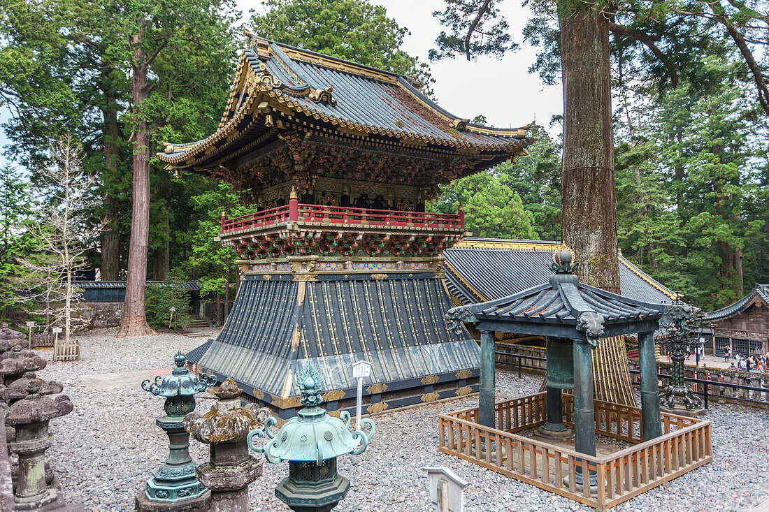 Gold verzierte Gebäude und Laternen im Toshogu-Schrein, Nikko, Tochigi Präfektur, Japan