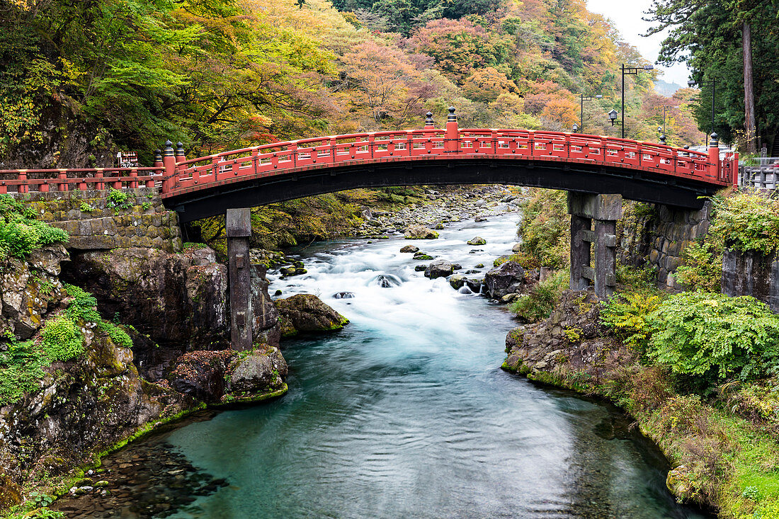 Hölzerne rote Brücke Shinkyo über den Fluss Daiya in Nikko, Tochigi Präfektur, Japan