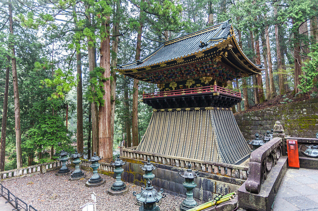 Gold verzierte Gebäude und Bronzelaternen am Taiyu-in, Nikko, Tochigi Präfektur, Japan