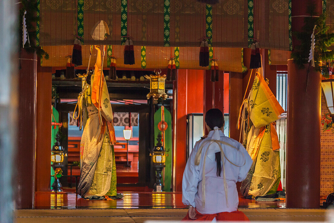 Tempeltanz am Futurasan Schrein in Nikko, Tochigi Präfektur, Japan