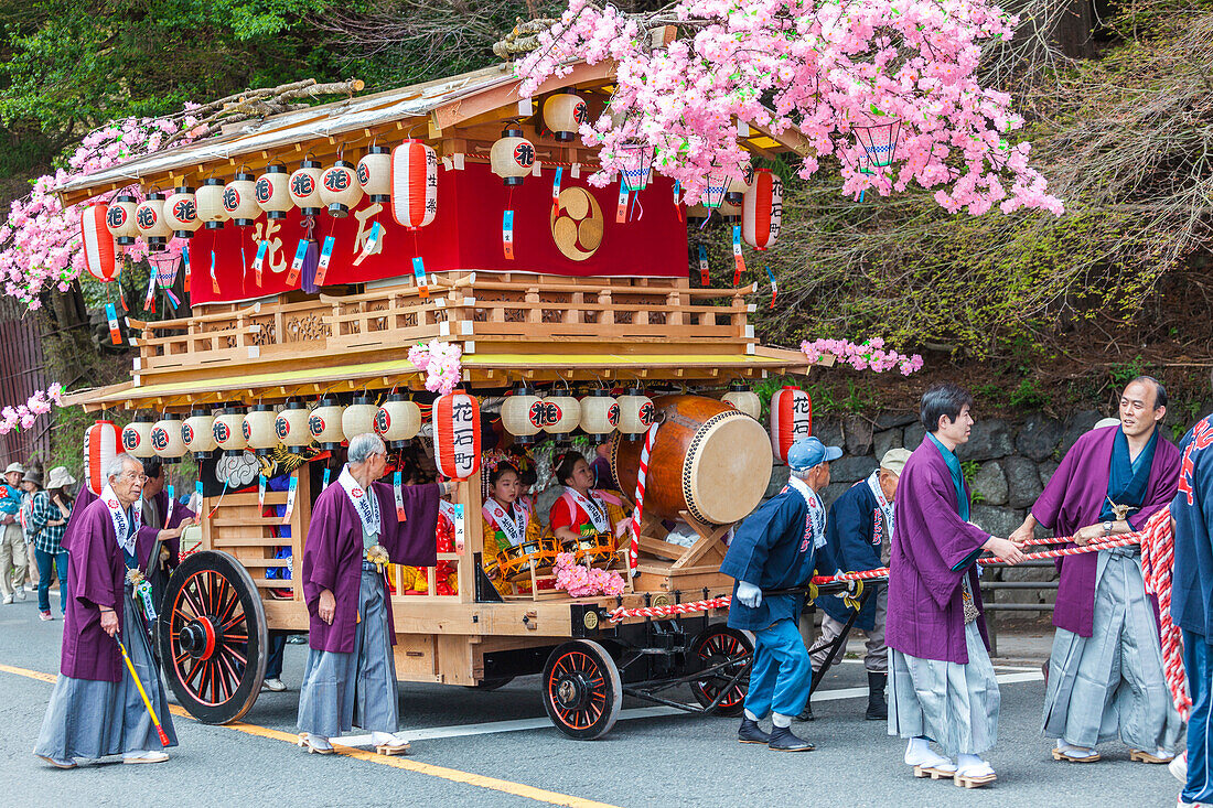 Verzierter Wagen mit musizierenden Mädchen während des Yayoi Matsuri in Nikko, Tochigi Präfektur, Japan