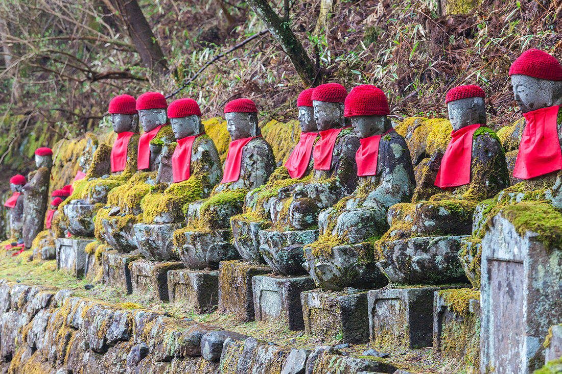 Jizo Figuren mit roten gehäkelten Kappen in Nikko, Tochigi Präfektur, Japan