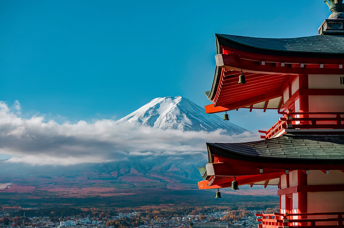 Großaufnahme der Chureito Pagode mit Berg Fuji im Hintergrund, Fujiyoshida, Yamanashi Präfektur, Japan