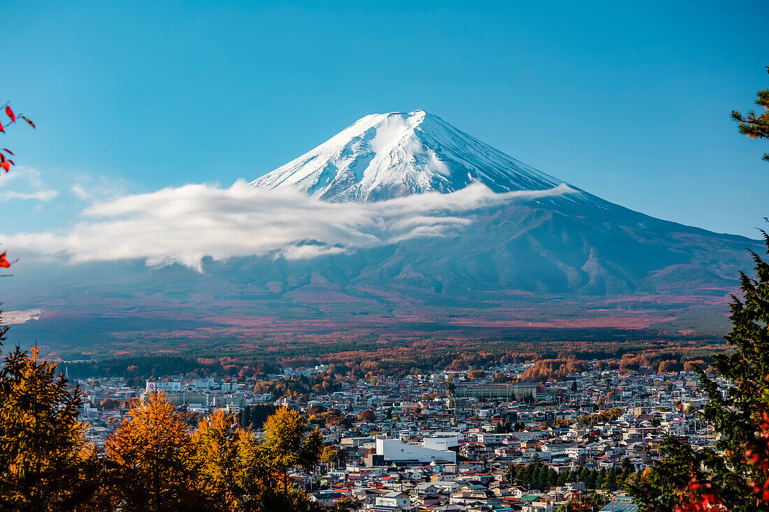 Berg Fuji im Herbst gesehen vom Arakurayama Sengen Park, Fujiyoshida, Yamanashi Präfektur, Japan