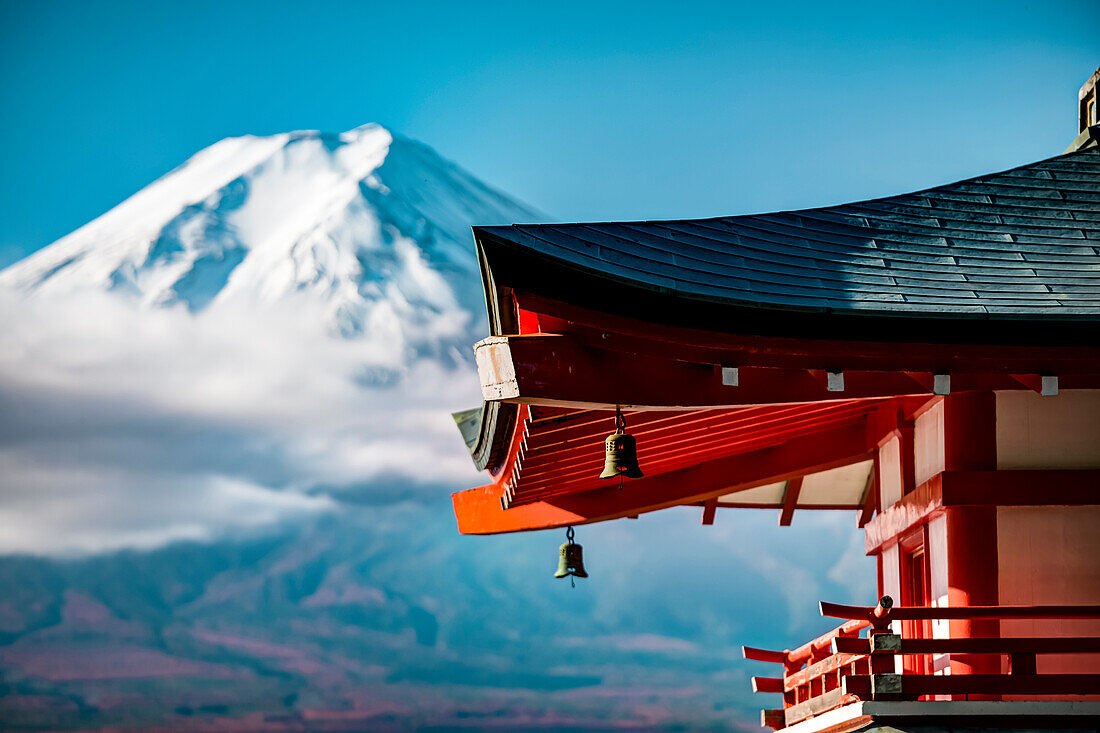Großaufnahme der Chureito Pagode mit Berg Fuji verschwommen im Hintergrund, Fujiyoshida, Yamanashi Präfektur, Japan