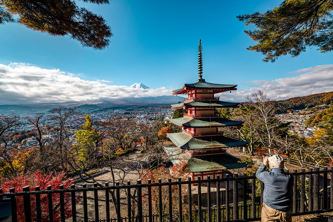 Berg Fuji und Chureito Pagode wird von altem Mann fotografiert, Fujiyoshida, Yamanashi Präfektur, Japan
