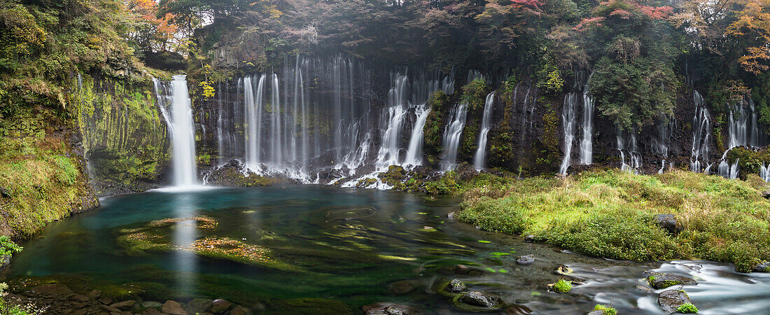 Langzeitbelichtung der Shiraito Wasserfälle im Herbst, Fujinomiya, Shizuoka Präfektur, Japan