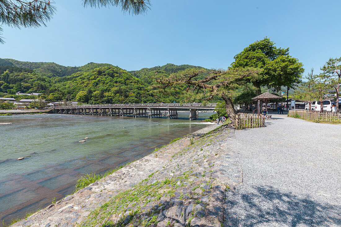 Hölzerne Brücke über den Fluss Katsura in Arashiyama, Kyoto, Japan