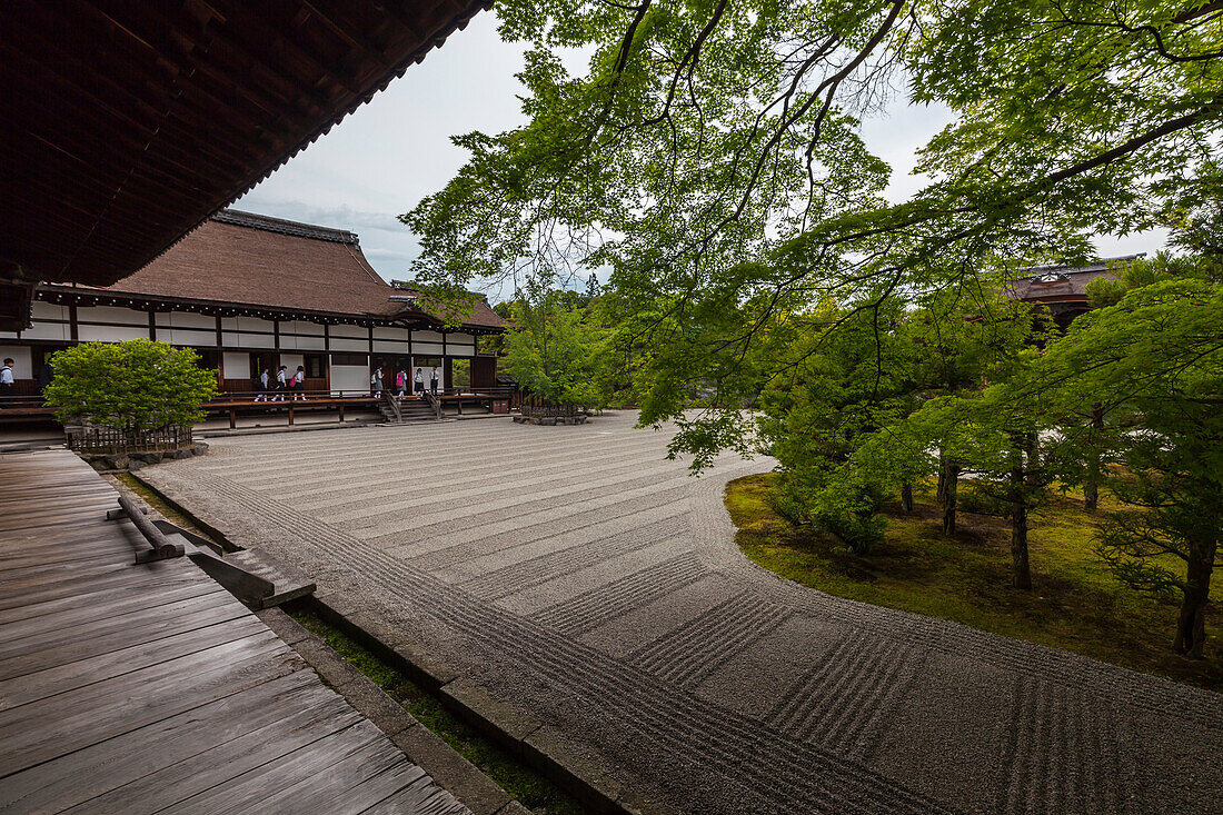 Steingarten und Schulmädchen am Tempel Ninna-ji, Kyoto, Japan
