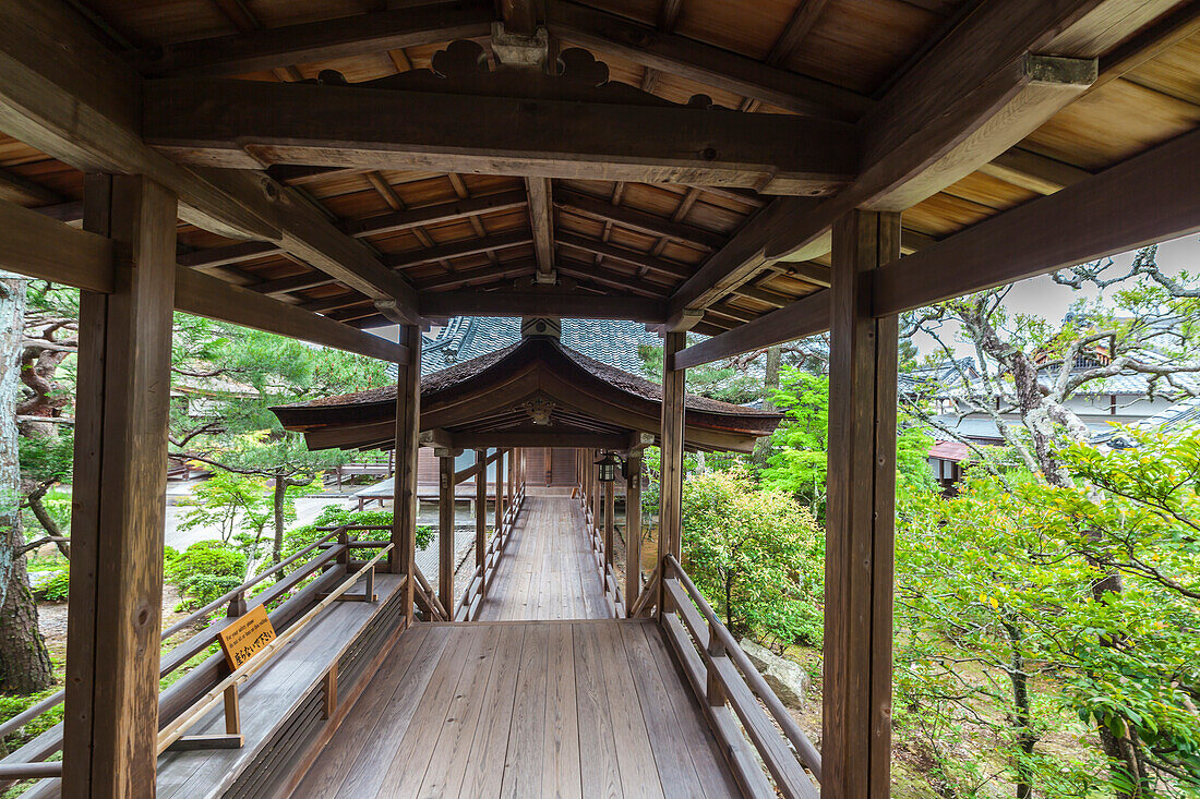 Hölzerner überdachter Weg im Tempel Ninna-ji, Kyoto, Japan