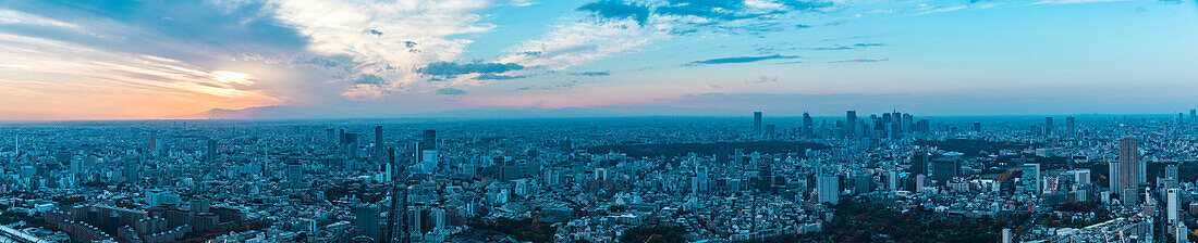 Shibuya and Shinjuku Skyline in autumn shortly before sunset, Minato-ku, Tokyo, Japan