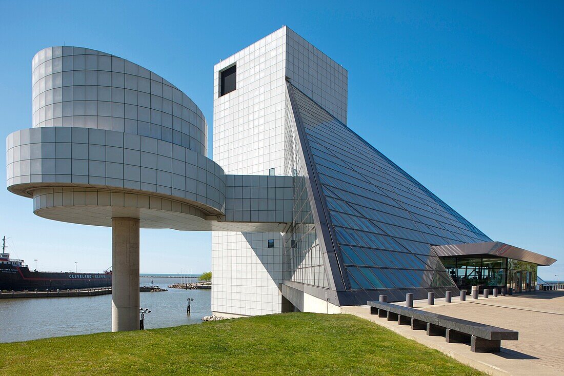 ROCK AND ROLL HALL OF FAME GREAT LAKES SCIENCE CENTER DOWNTOWN CLEVELAND SKYLINE OHIO USA.