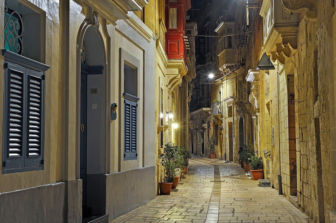 Enge Straße im Zentrum von Birgu (Vittoriosa), Drei-Städte-Stadt, Malta, Südeuropa.