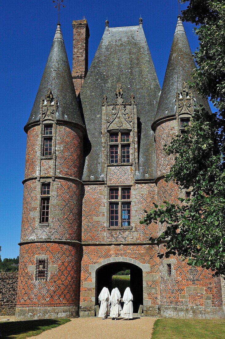 Nonnen am Eingang des Chateau de Carrouges, Domfront, Departement Orne, Region Normandie, Frankreich, Europa.