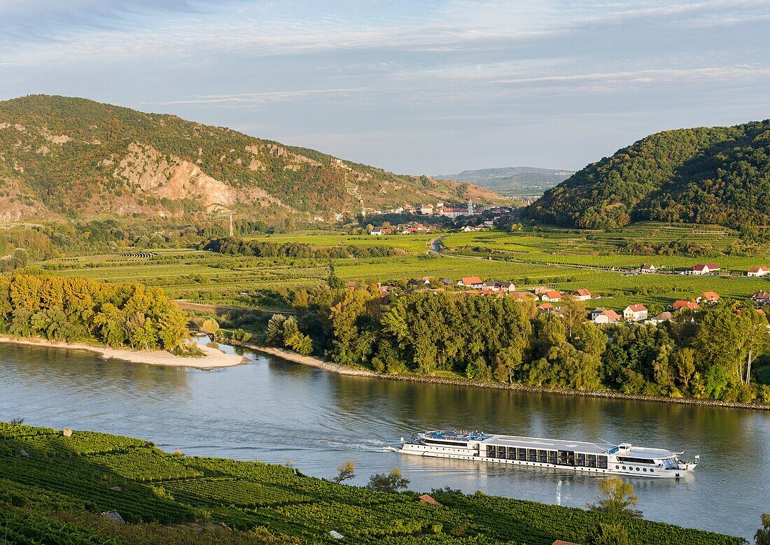 View from Weissenkirchen over the Danube towards Rossatz and Duernstein in the Wachau. The Wachau is a famous vineyard and listed as Wachau Cultural Landscape as UNESCO World Heritage. Europe, Central Europe, Austria, Lower Austria.