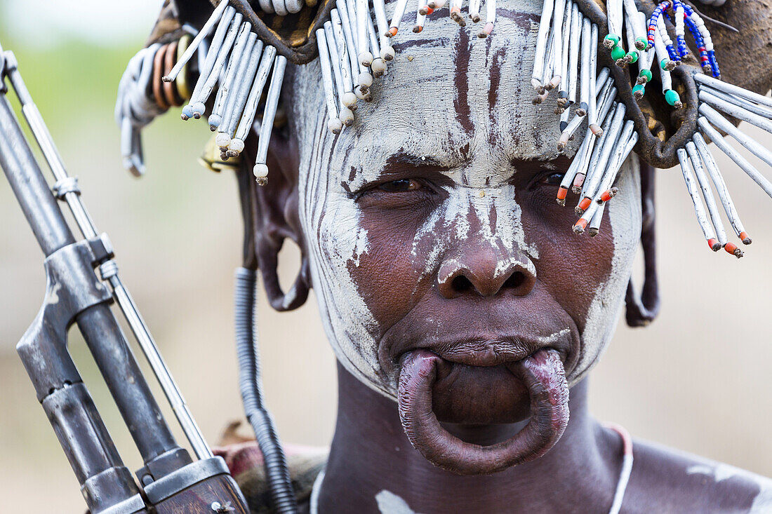 Mursi people, Omo valley, Naciones, Ethiopia, Africa.