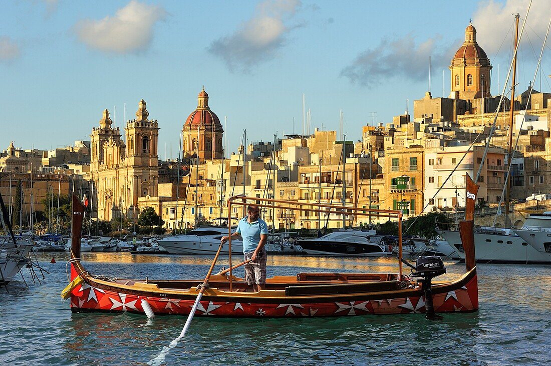 Taxiboot (Dghajsa) vor Birgu's Marina (Vittoriosa) mit Stiftskirche Saint Lawrence, Drei Städte, Malta, Südeuropa.