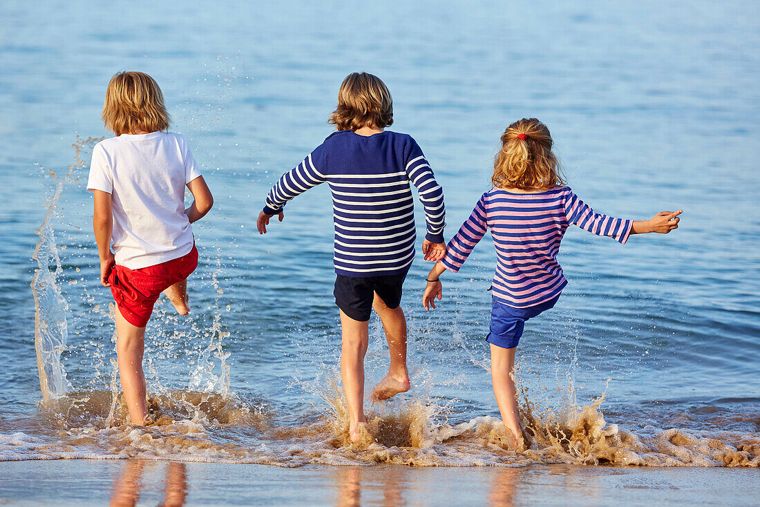 Spielende Kinder, Socoa plage, Ciboure, Aquitanien, Pyrenäen Atlantiques, Frankreich, Europa