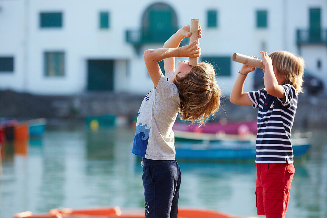 Spielende Kinder, Port Socoa, Ciboure, Aquitanien, Pyrenäen Atlantiques, Frankreich, Europa