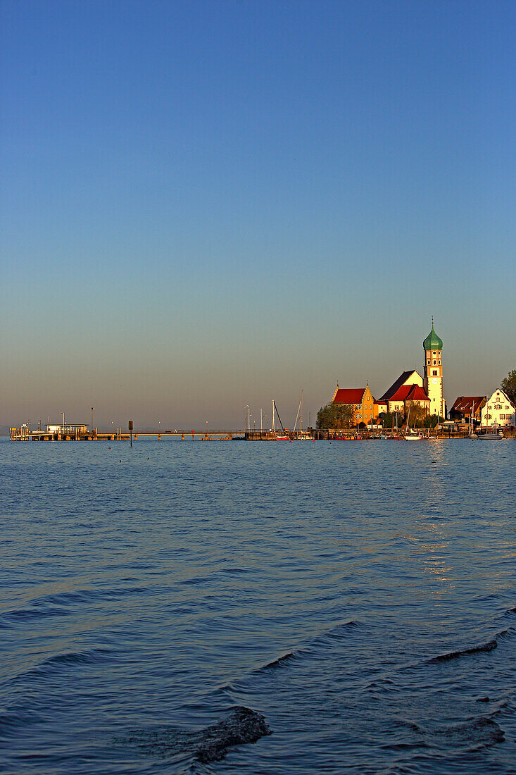 Blick auf die Wasserburger Halbinsel mit St.Georg Kirche und Schloss, Waserburg, Baden-Württemberg