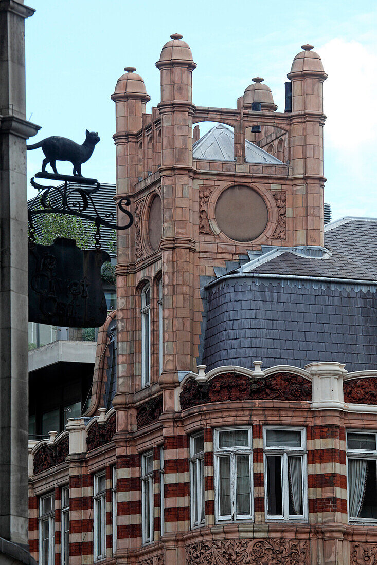 Traditionelles Ziegelhaus mit Turm, Kensington High Street, Ecke Young Street, Kensington, London, England