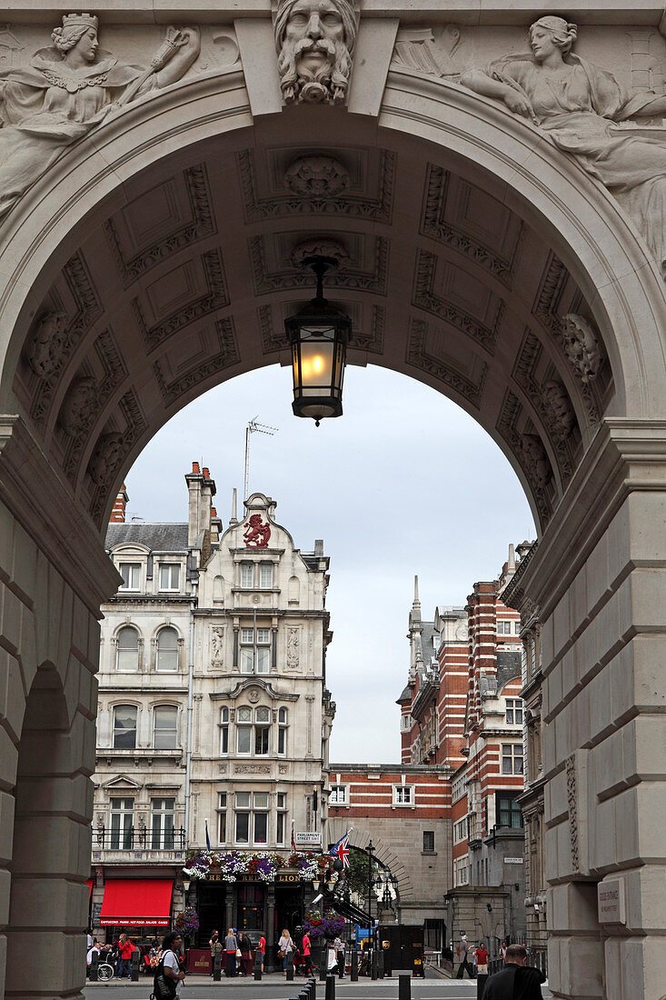 Blick durch das Eingangstor zum Foreign and Commonwealth Office, Blick auf Whitehall, London, England