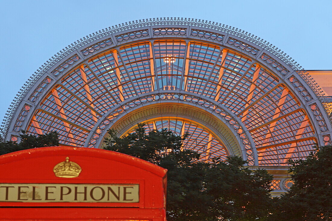 Telefonzelle vor dem Royal Opera House, West End, London, England