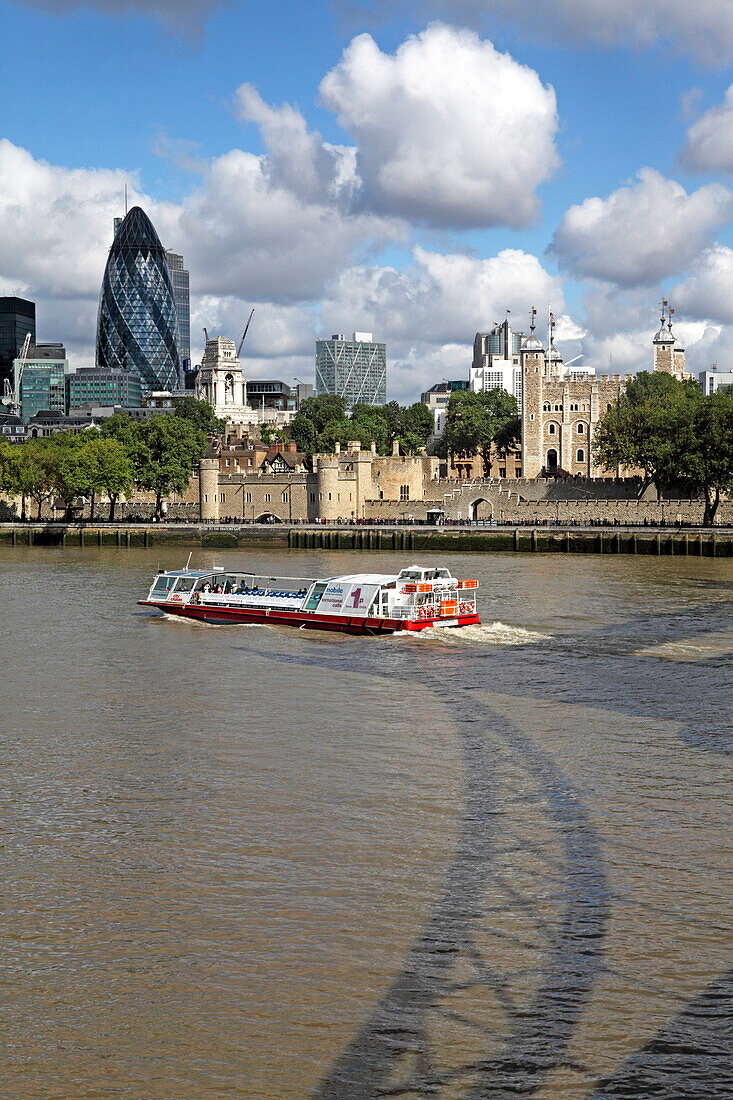 Blick von der Tower bridge auf den Tower of London und das Gherkingebäude der City of London, England