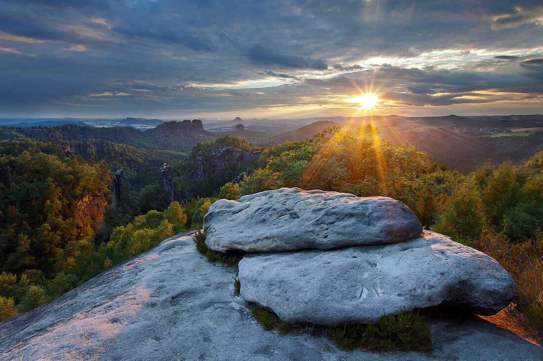 Sonnenuntergang, Wald, Carolafelsen, Nationalpark, Sächsische Schweiz, Sachsen, Deutschland