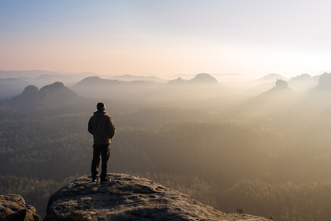 Sonnenaufgang, Wanderer, Kleiner Winterberg, Zschand, Nebel, Sächsische Schweiz, Mittelgebirge, Deutschland