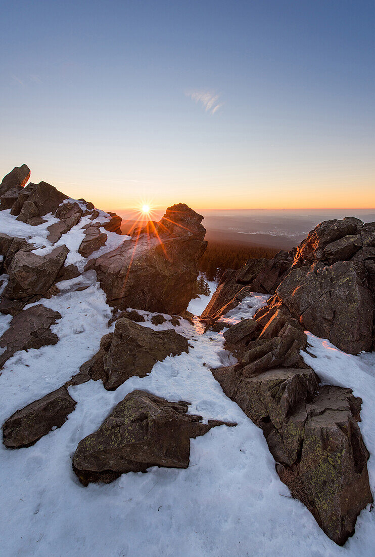 Wolfswarte, Sonnenuntergang, Sonnenstern, Klippen, Winter, Schnee, Oberharz, Deutschland