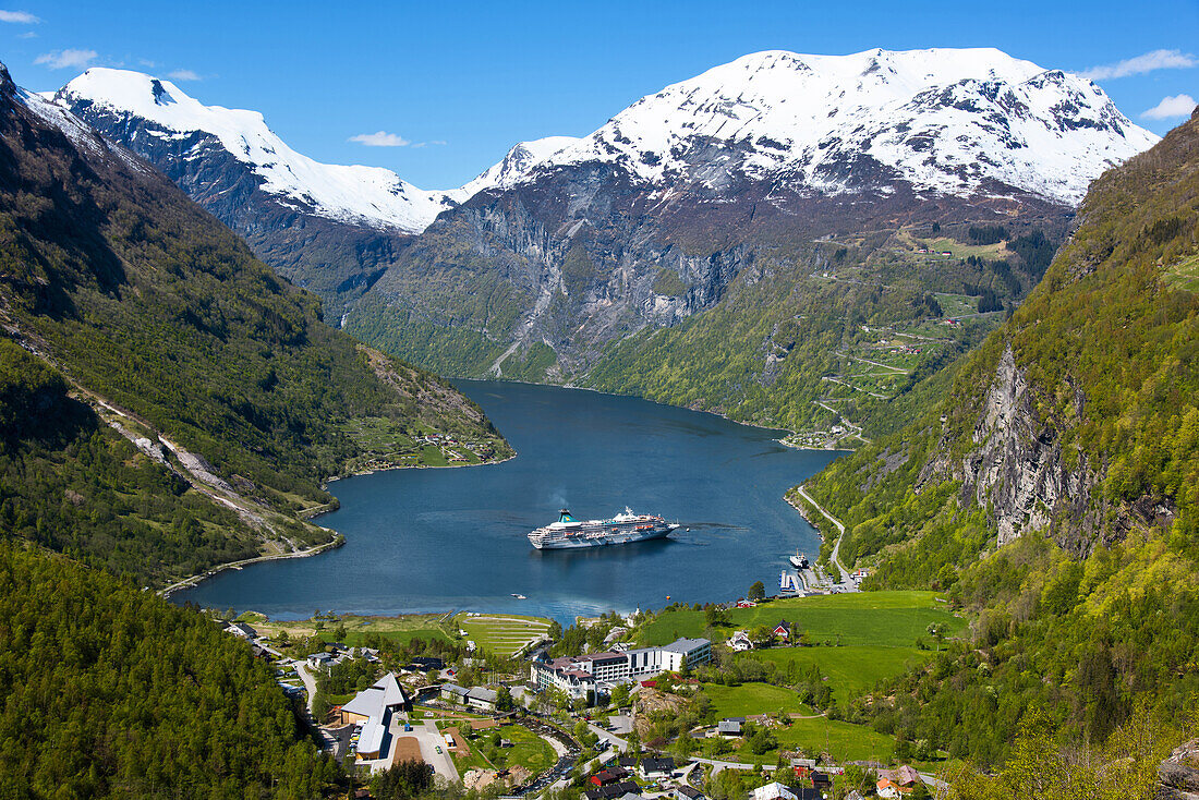 Geirangerfjord, Kreuzfahrtschiff, Fjord, Berge, Romsdal, Norwegen, Europa