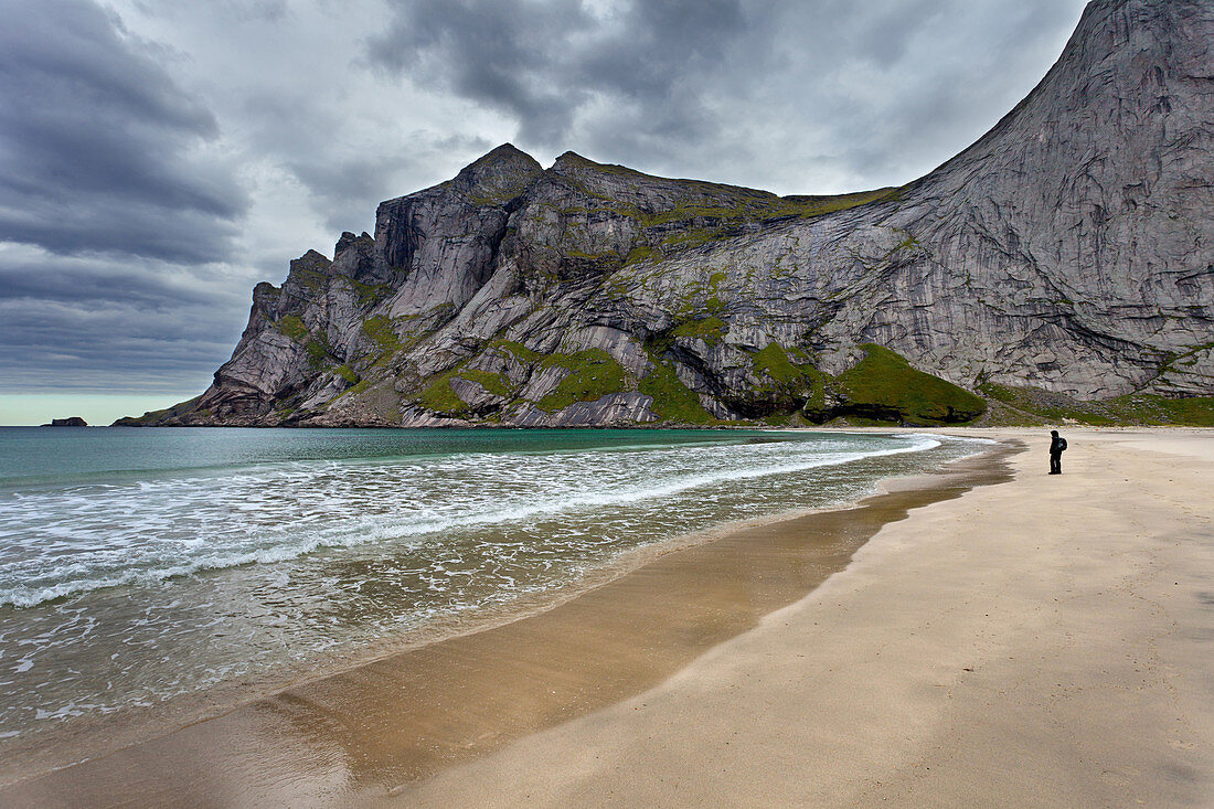 Strand, Sand, Berge, Meer, Bunes, Person, Moskenesoya, Lofoten, Nordland, Norwegen, Europa