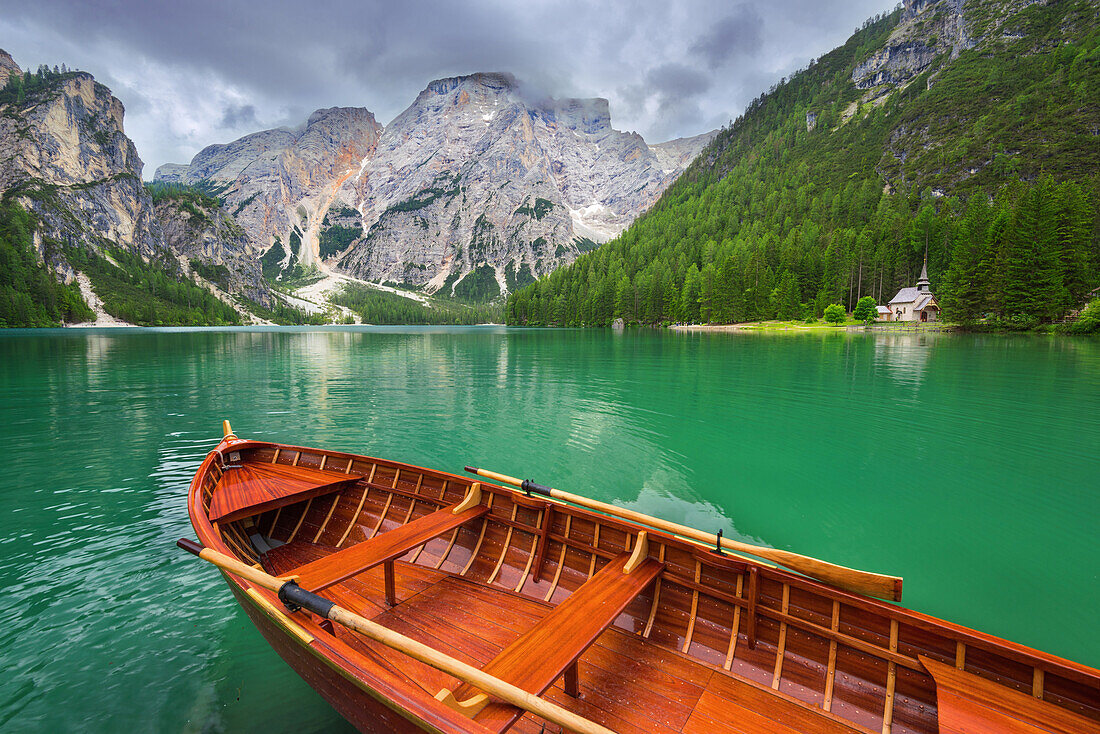 Boot, Lago di Braies, Pragser Wildsee, Seekofel, Dolomiten, Alpen, Italien, Europa