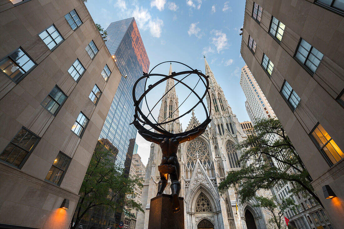 'Statue Public Art ''Atlas'' in front of the Rockefeller Center, St. Patrick's Cathedral, 5th Avenue, Manhattan, New York City, New York, USA'