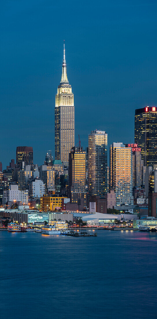 View to Manhatten from Hamilton Park, Empire State Building, Jersey City, New Jersey, USA