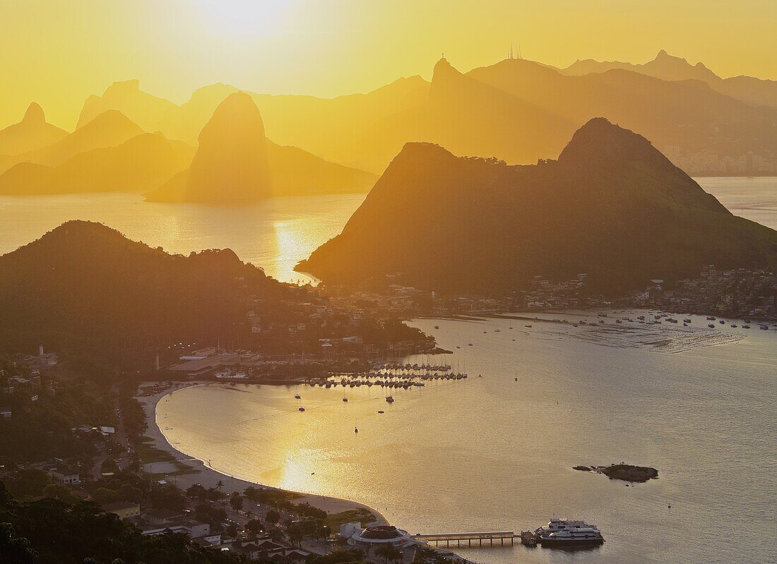 Brazil, State of Rio de Janeiro, Sunset over Rio de Janeiro viewed from Parque da Cidade in Niteroi.