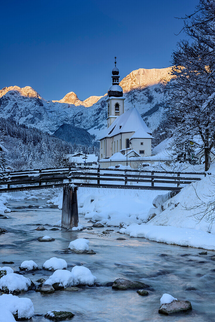 Kirche von Ramsau vor Gipfel der Reiteralm, Ramsau, Berchtesgadener Alpen, Oberbayern, Bayern, Deutschland
