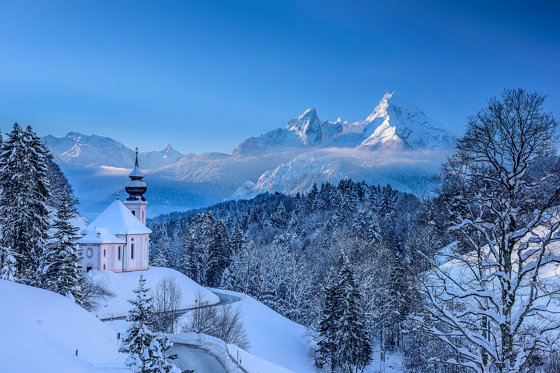 Church of Maria Gern with Schoenfeldspitze and Watzmann in backg, Maria Gern, Berchtesgaden Alps, Upper Bavaria, Bavaria, Germany