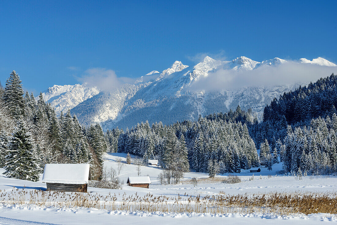 Verschneite Stadel am Geroldsee mit Karwendel im Hintergrund, Geroldsee, Werdenfels, Oberbayern, Bayern, Deutschland