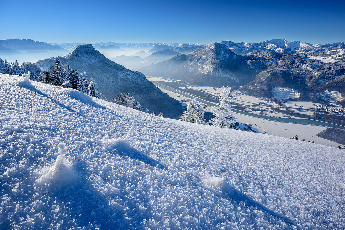 Verschneite Wiesenfläche mit Spitzstein, Inntal und Mangfallgebirge im Hintergrund, Heuberg, Chiemgauer Alpen, Chiemgau, Oberbayern, Bayern, Deutschland