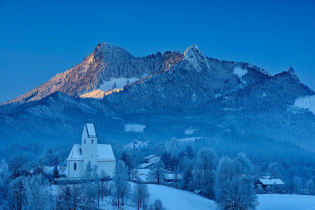 Kirche von Grainbach mit Heuberg im Hintergrund, Grainbach, Samerberg, Chiemgauer Alpen, Chiemgau, Oberbayern, Bayern, Deutschland
