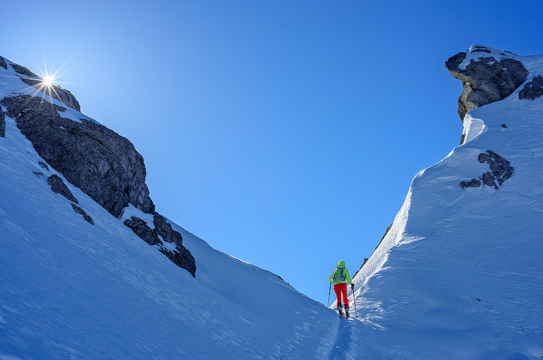 Frau auf Skitour steigt zur Hochfeldscharte auf, Sittersbachtal, Hochfeldscharte, Nationalpark Berchtesgaden, Berchtesgadener Alpen, Oberbayern, Bayern, Deutschland