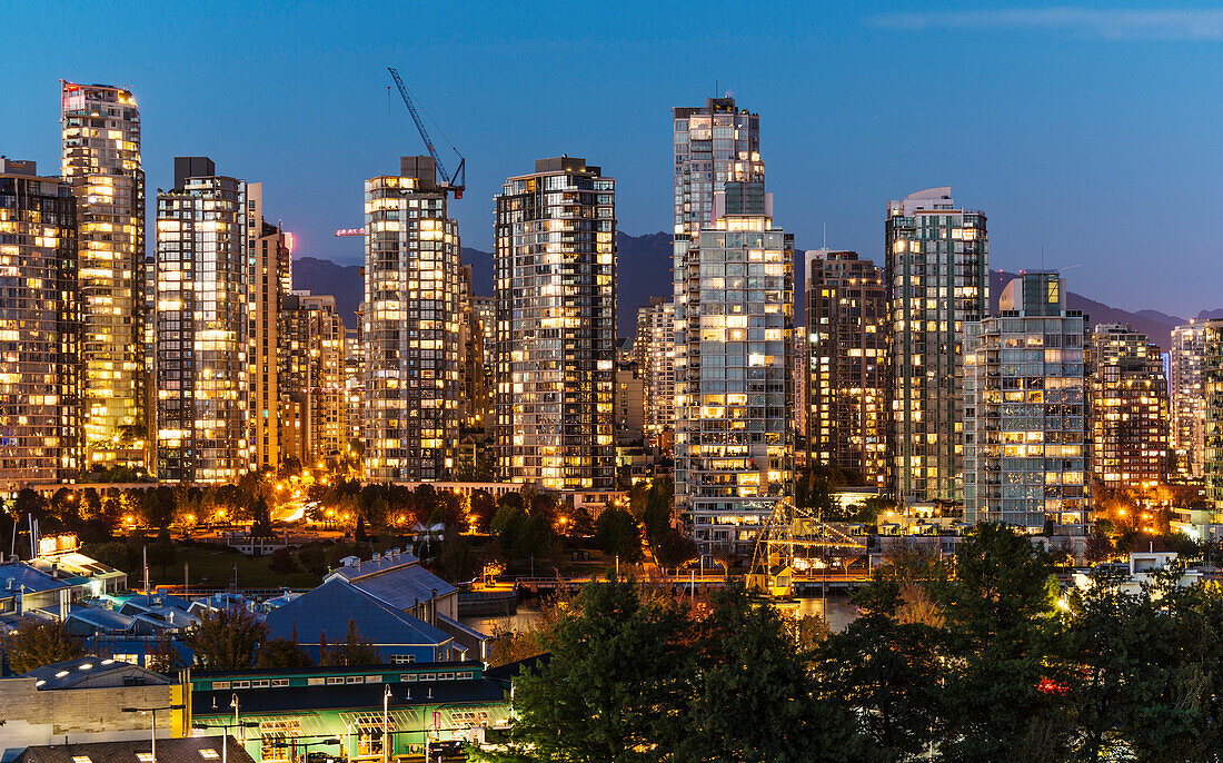 Wohnungstürme auf der Nordseite von False Creek am Abend, Vancouver, BC, Kanada.