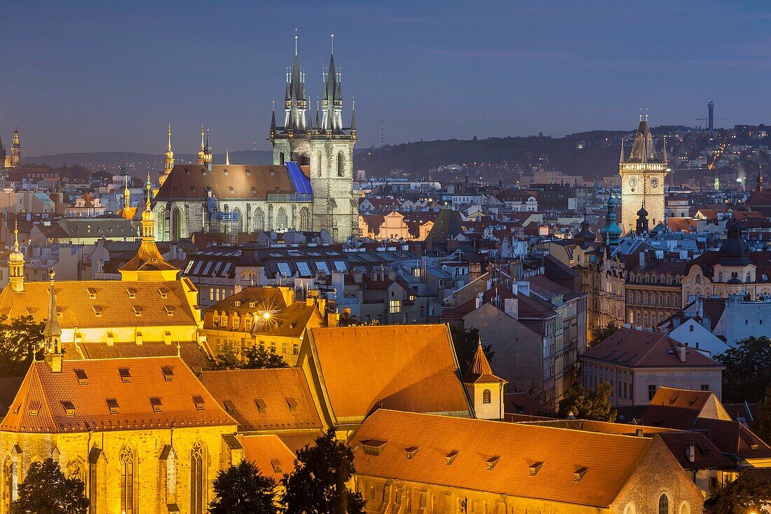 Nacht fällt über Prag Altstadt, Tschechische Republik.
