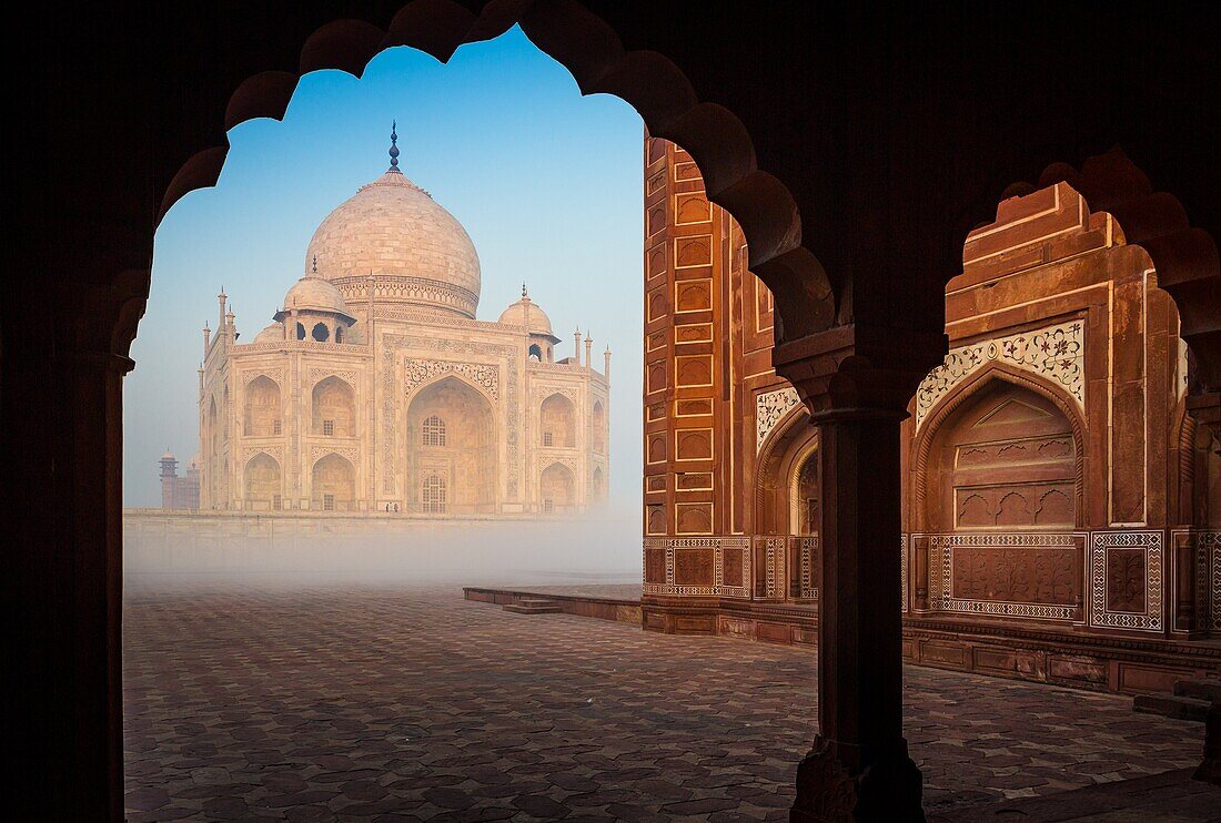 'Das Taj Mahal ist ein weißes Marmor-Mausoleum in Agra, Uttar Pradesh, Indien. Es wurde von Mughal Kaiser Shah Jahan in Erinnerung an seine dritte Frau, Mumtaz Mahal gebaut. Das Taj Mahal ist weithin bekannt als ''das Juwel der muslimischen Kunst in Indie