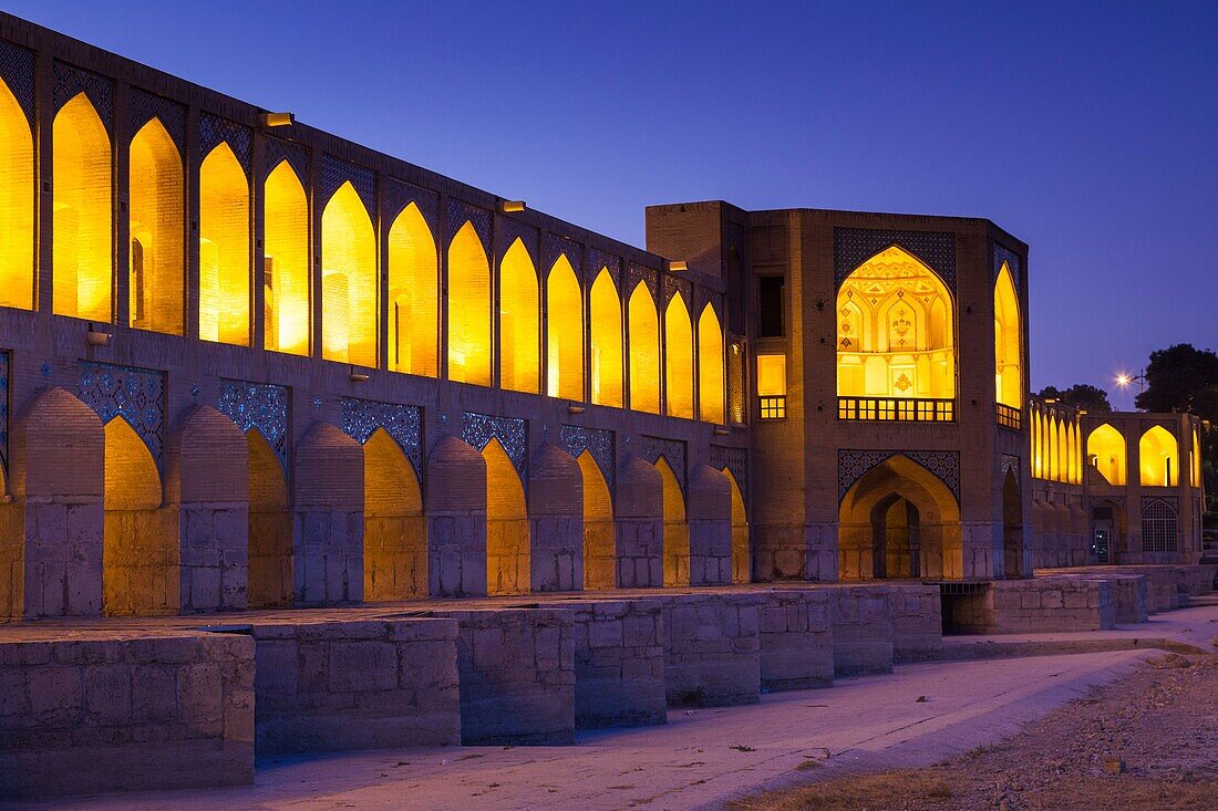 Iran, Zentraler Iran, Esfahan, Si-o-Seh-Brücke, Morgendämmerung.