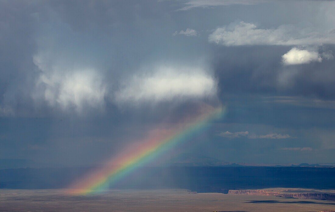 Ein Regenbogen erscheint während eines Gewitters am Marble Canyon am Grand Canyon Nationalpark, Arizona.