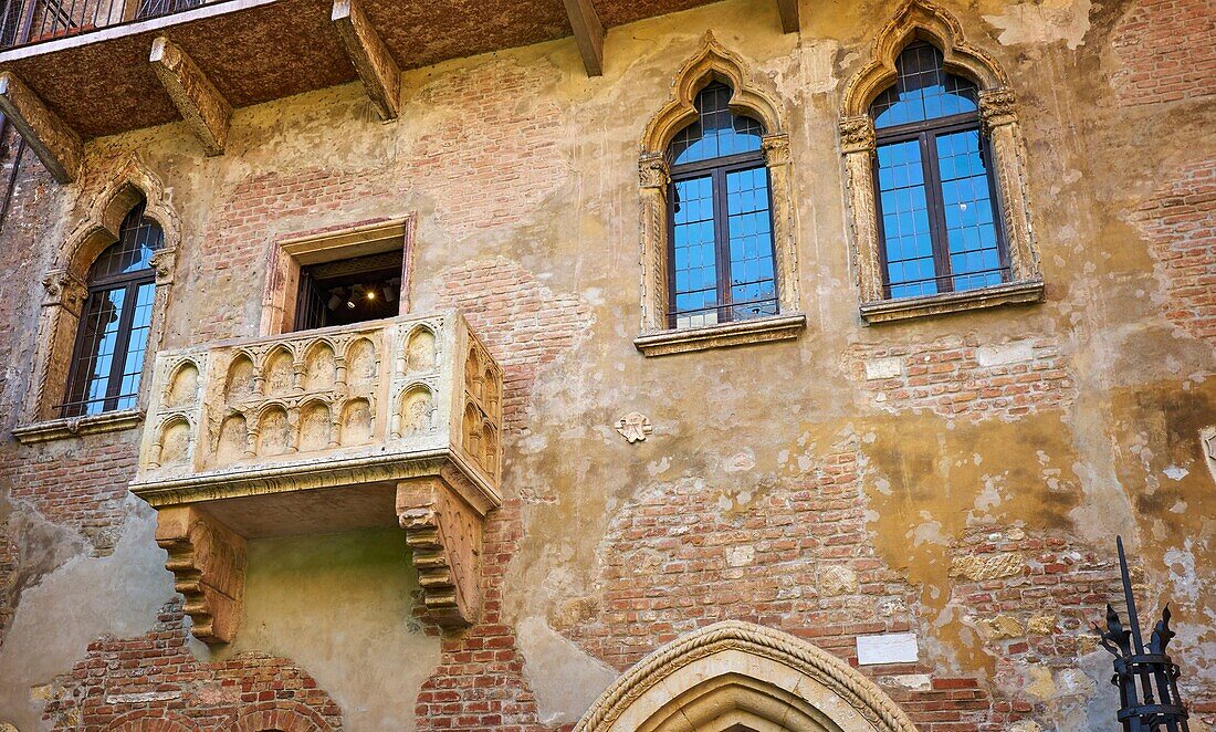 Romeo and Juliet balcony, Casa di Giulietta, Verona old town, Veneto region, Italy.