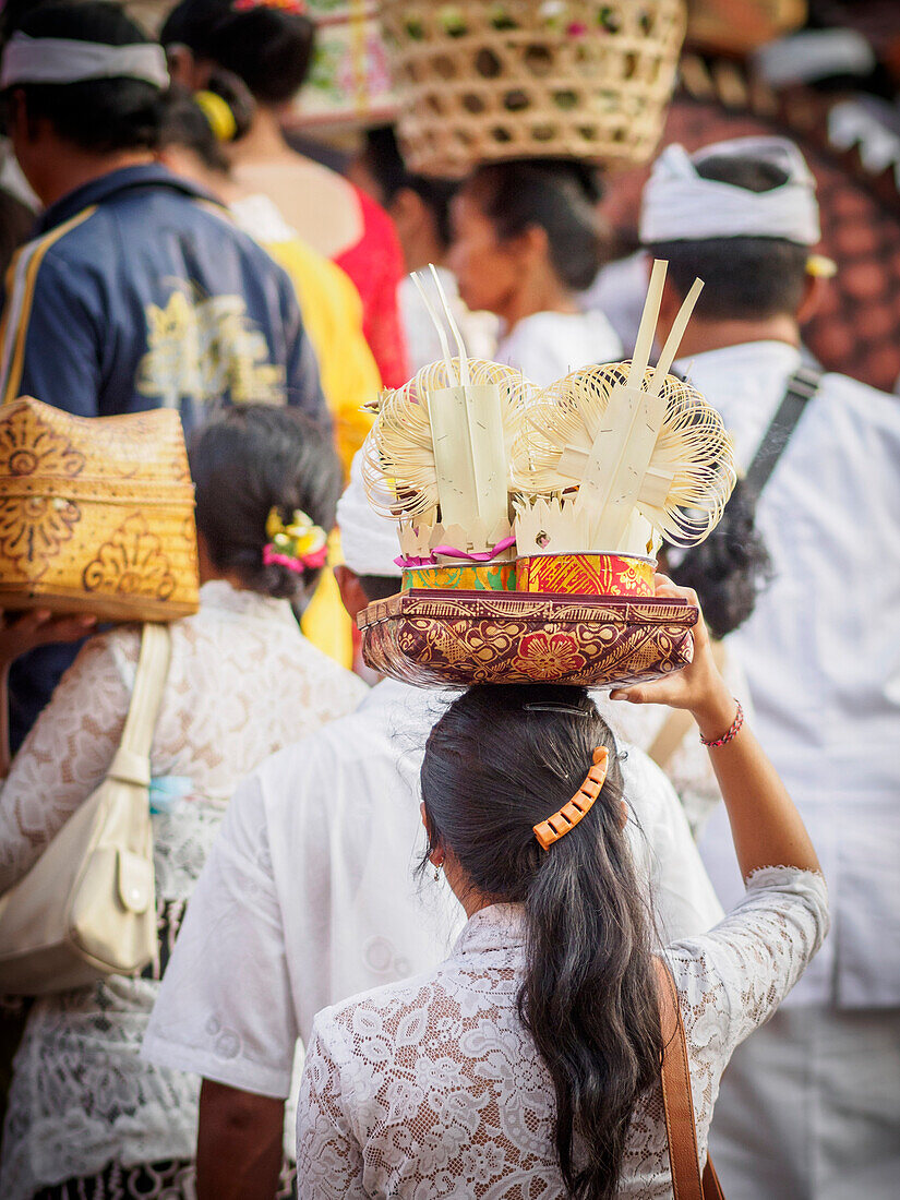 Women carrying offering to the temple on their heads, Pemuteran, Bali, Indonesia, Southeast Asia, Asia